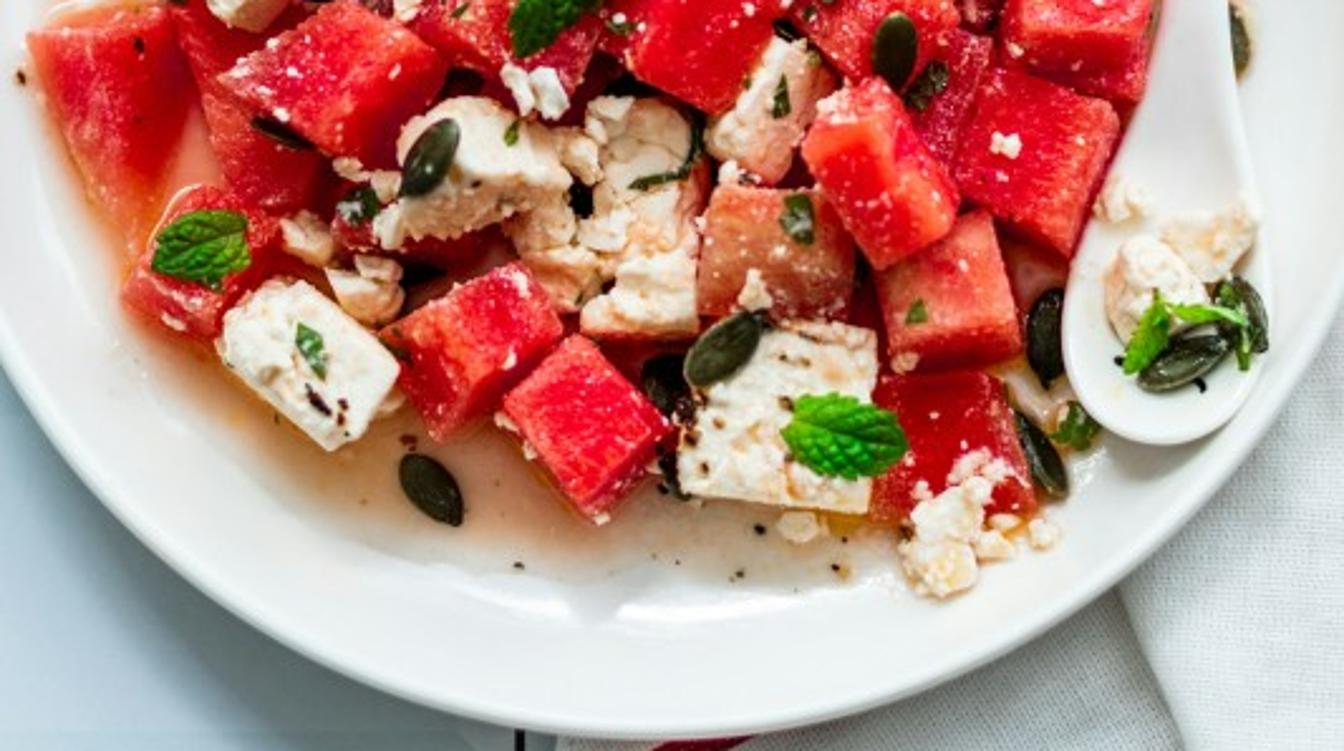 Готовить пять минут: вкуснейший рецепт летнего салата с арбузом