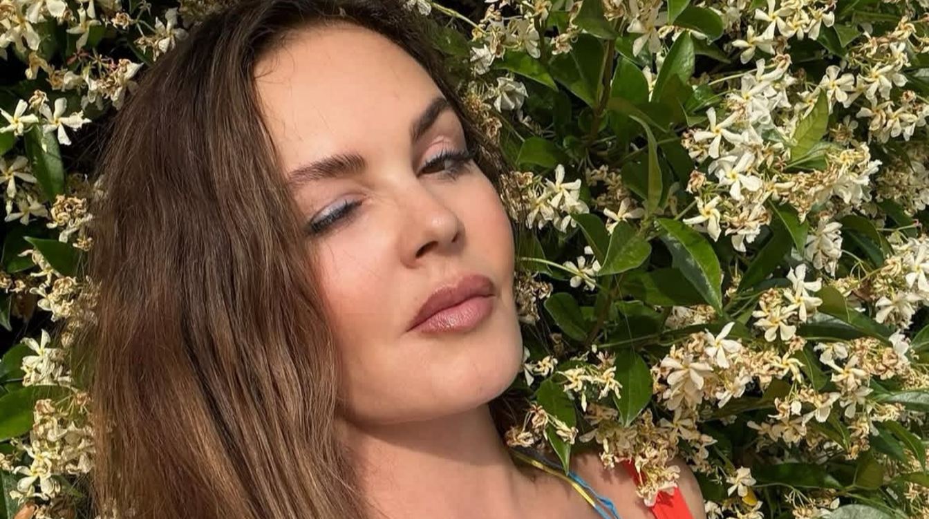 "Вечно молодая" Екатерина Андреева показала роскошное тело в дерзком купальнике