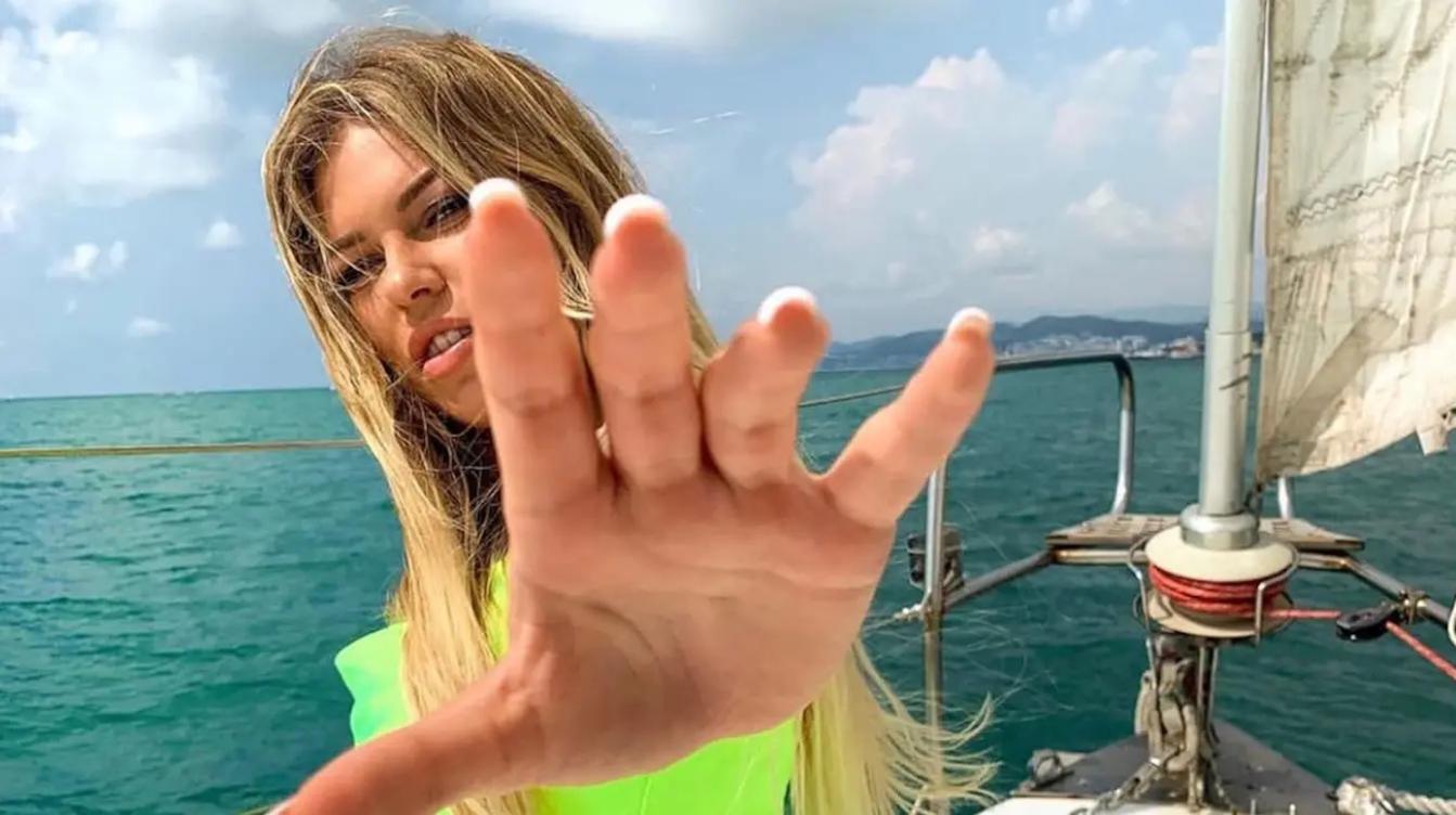 Уехавшая в США артистка  "втихую" обзавелась российским гражданством