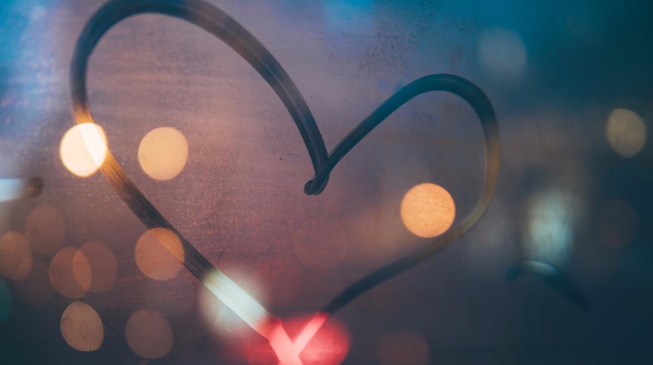 Любовный треугольник: кто из зодиака до конца сентября окажется в романтическом капкане