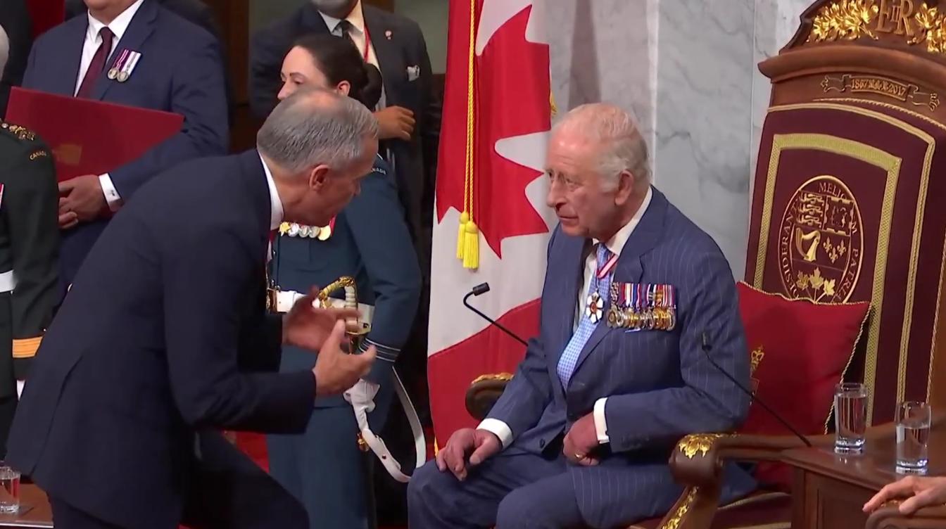 В Королевском дворце паника из-за состояния Карла III