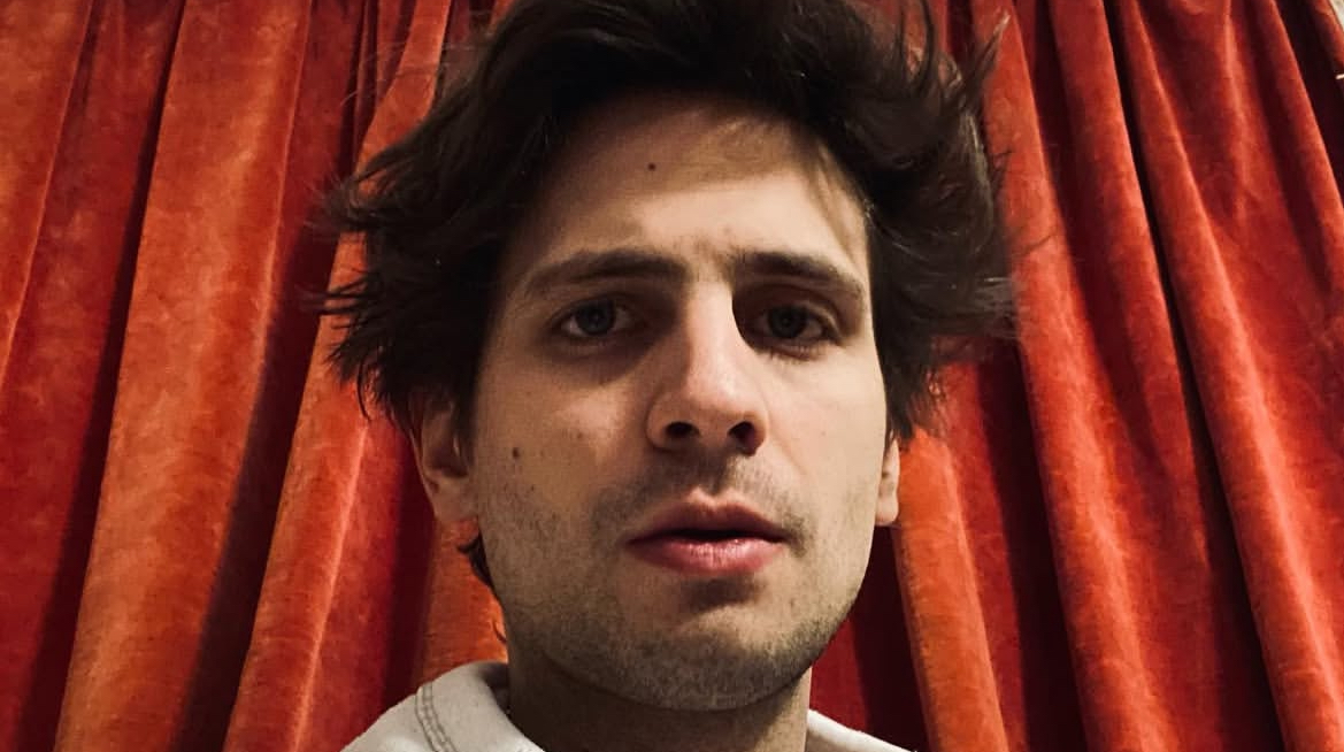 "Кошки писали в ванну и орали бомжи": режиссер пожаловался на ужасы эмиграции