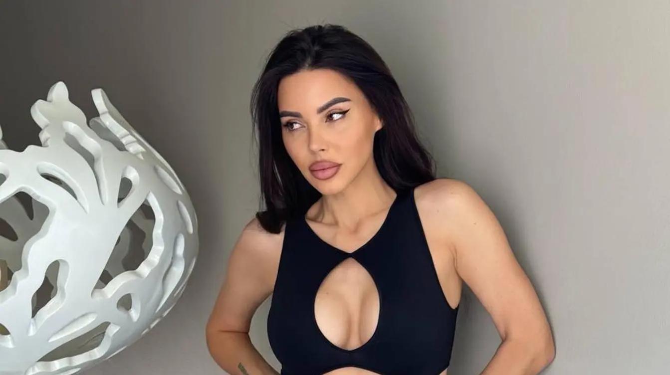 Самойлова выложила горячее фото на фоне развода