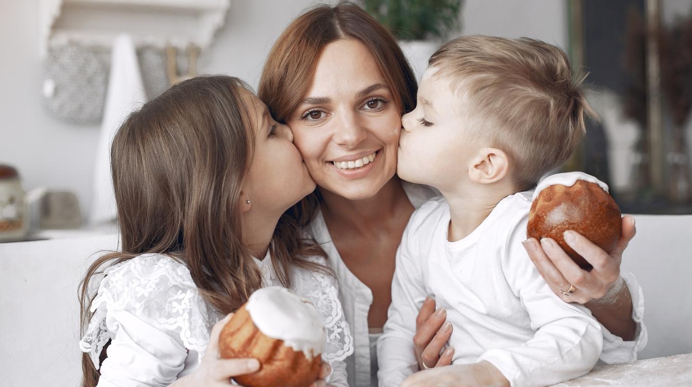 Собянин поздравил москвичек с Днем матери