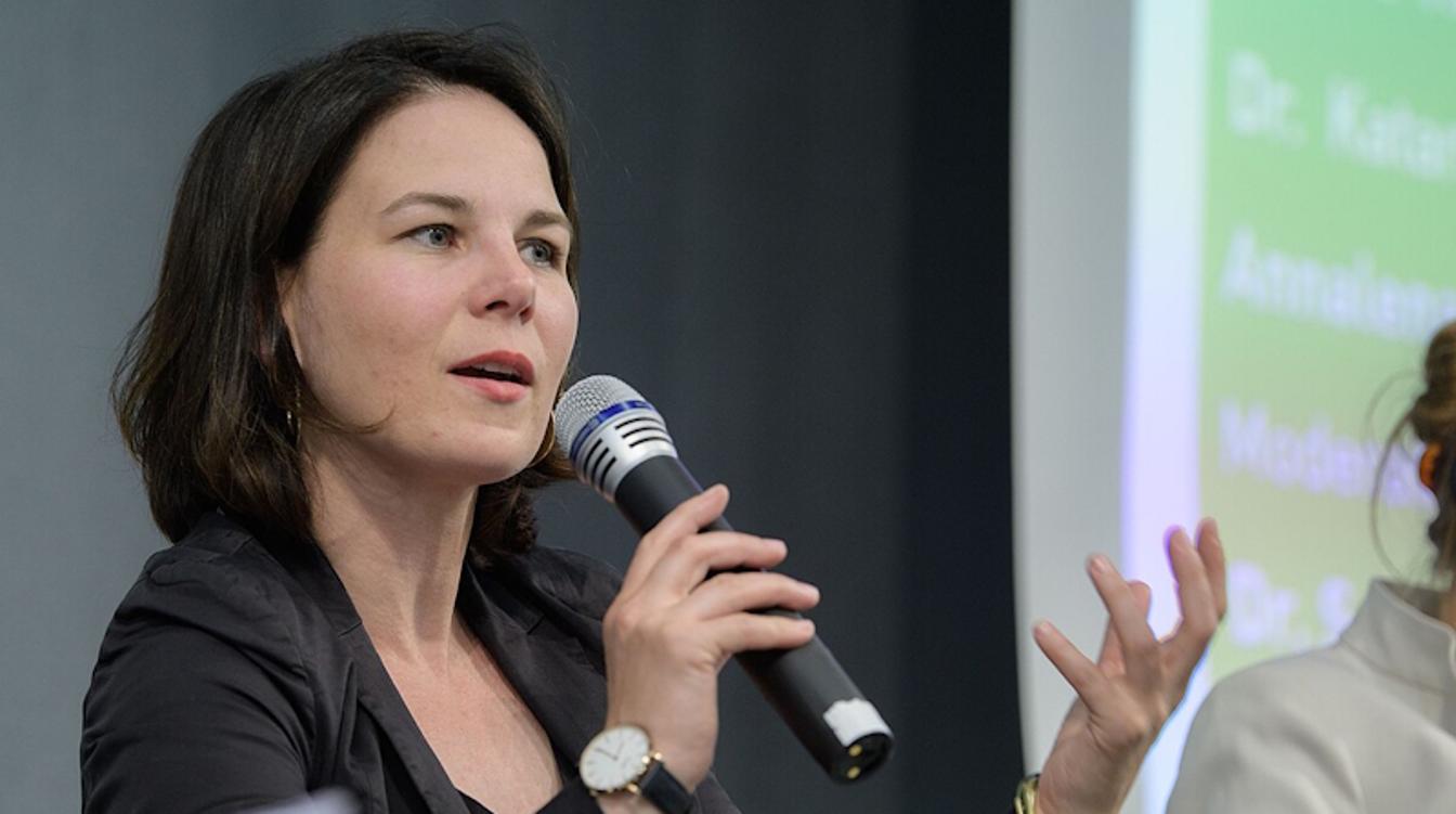 Бербок настрого запретила Украине соглашаться на территориальные уступки