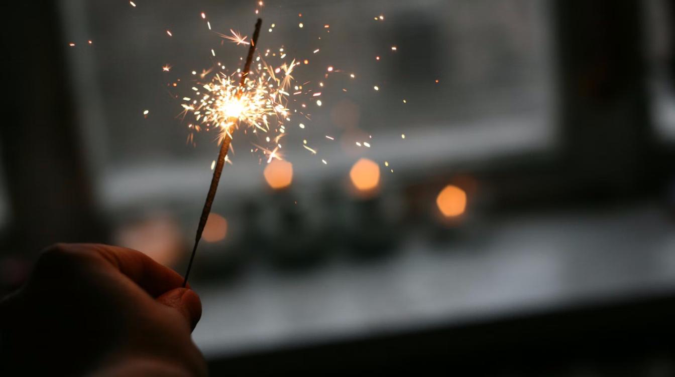 Как украсить окна к Новому году: четыре интересные идеи