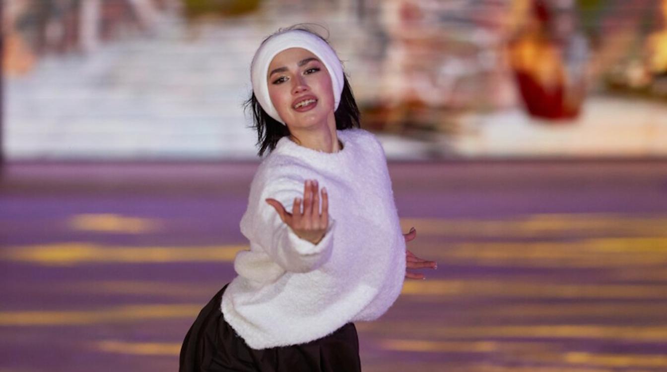 Загитова устроила фотосессию в суперкороткой юбке и гольфах: фото