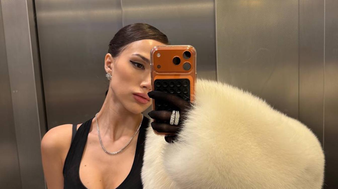 "Падение вниз": Загитову жестко раскритиковали в соцсетях за образ в мини-юбке 