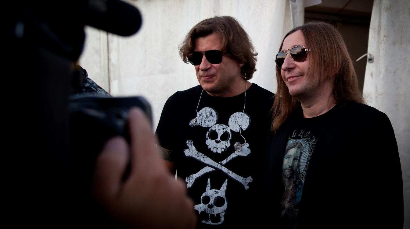 Сбежавшая из России группа "Би-2"опустилась до рекламы среди продуктов 