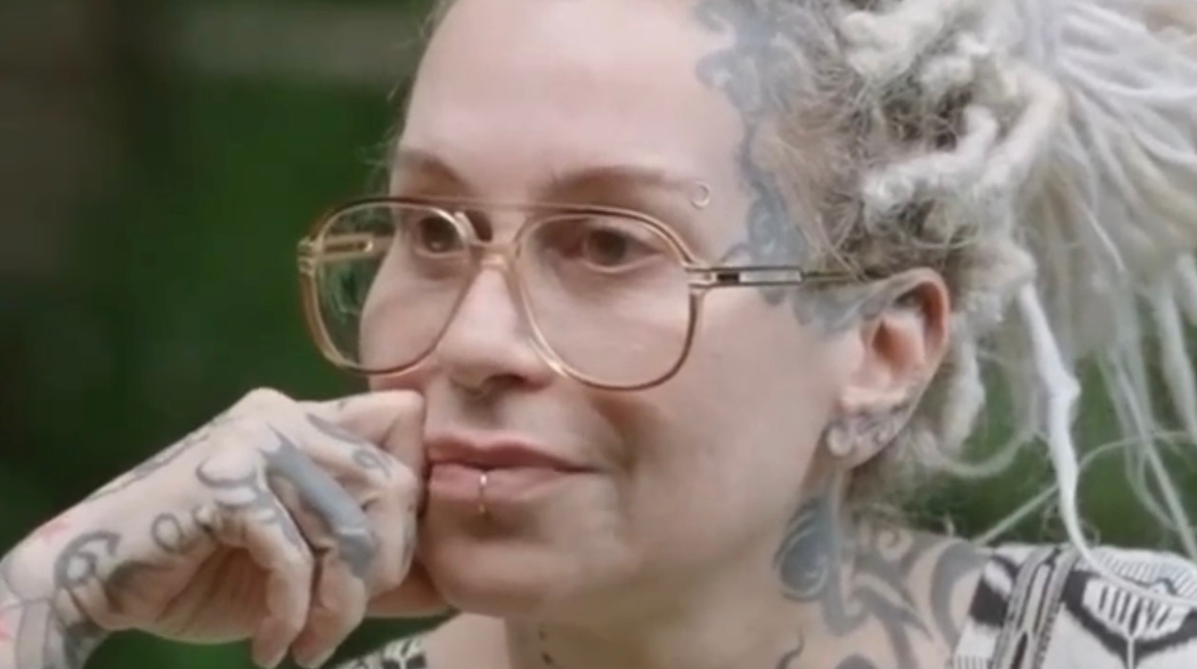 Получившая "черную метку" в РФ певица рассказала о конфликте с Пугачевой: "Дура"