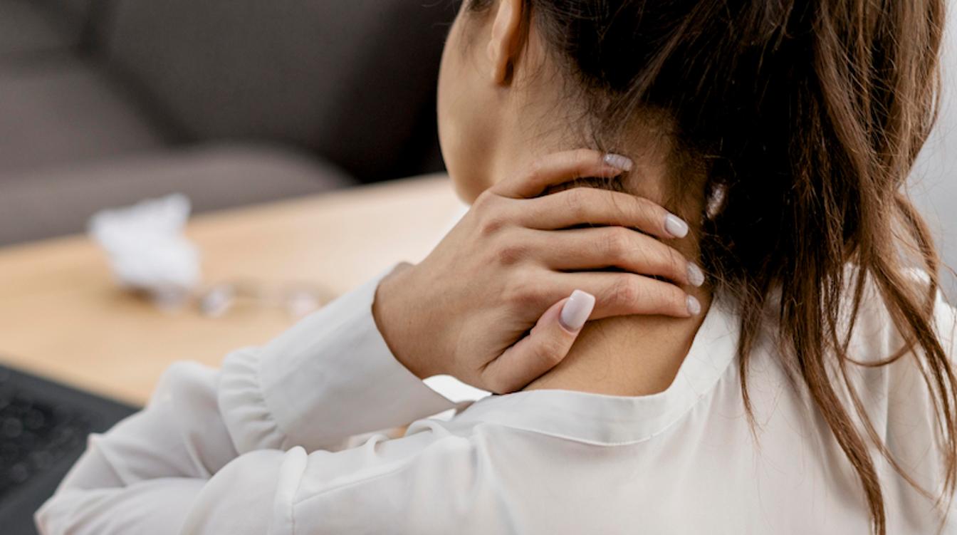 Как избавиться от боли в шее: выполняйте эту разминку каждые 30-40 минут