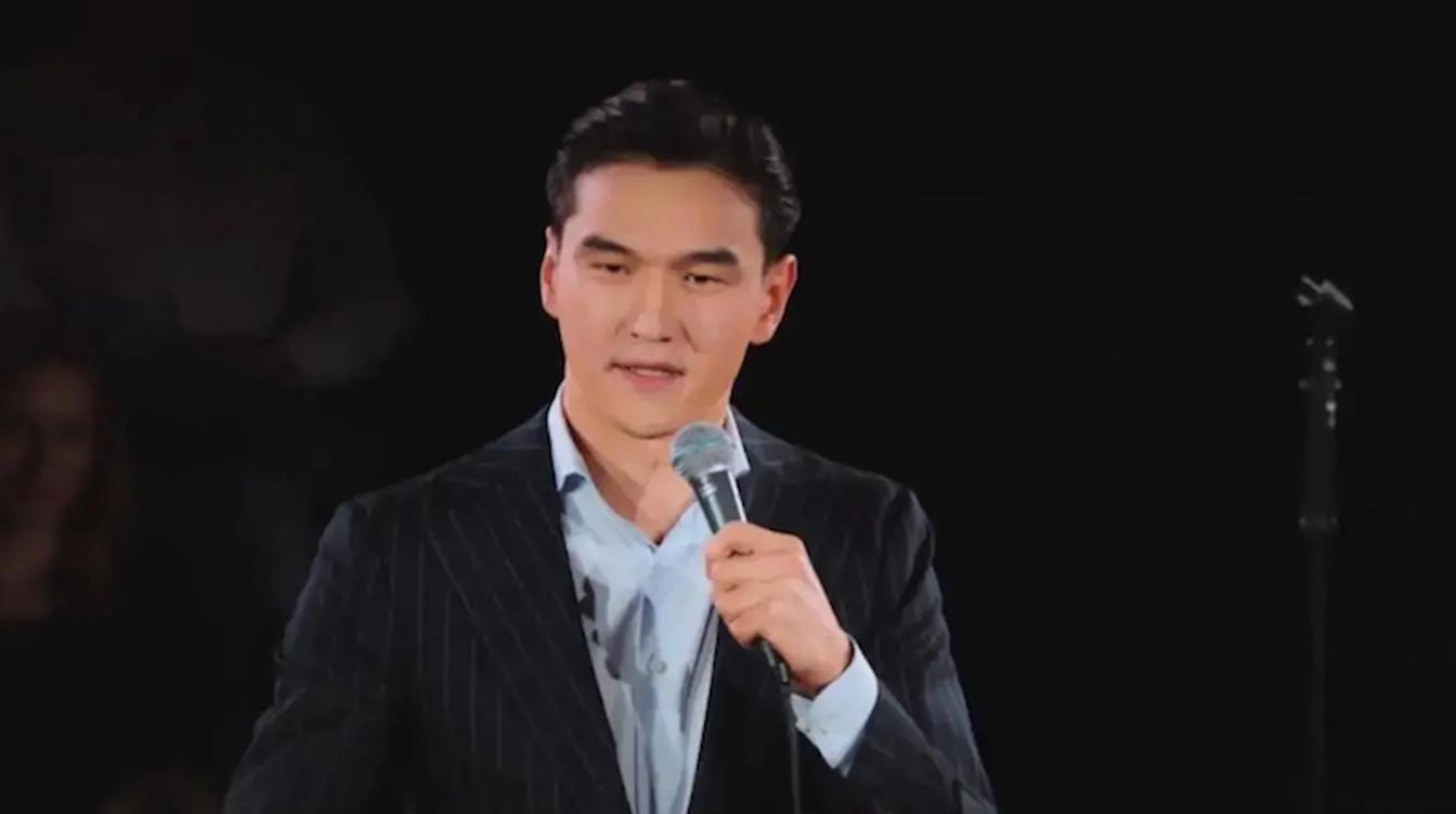 Получивший запрет на въезд стендапер Сабуров не может покинуть Россию: подробности