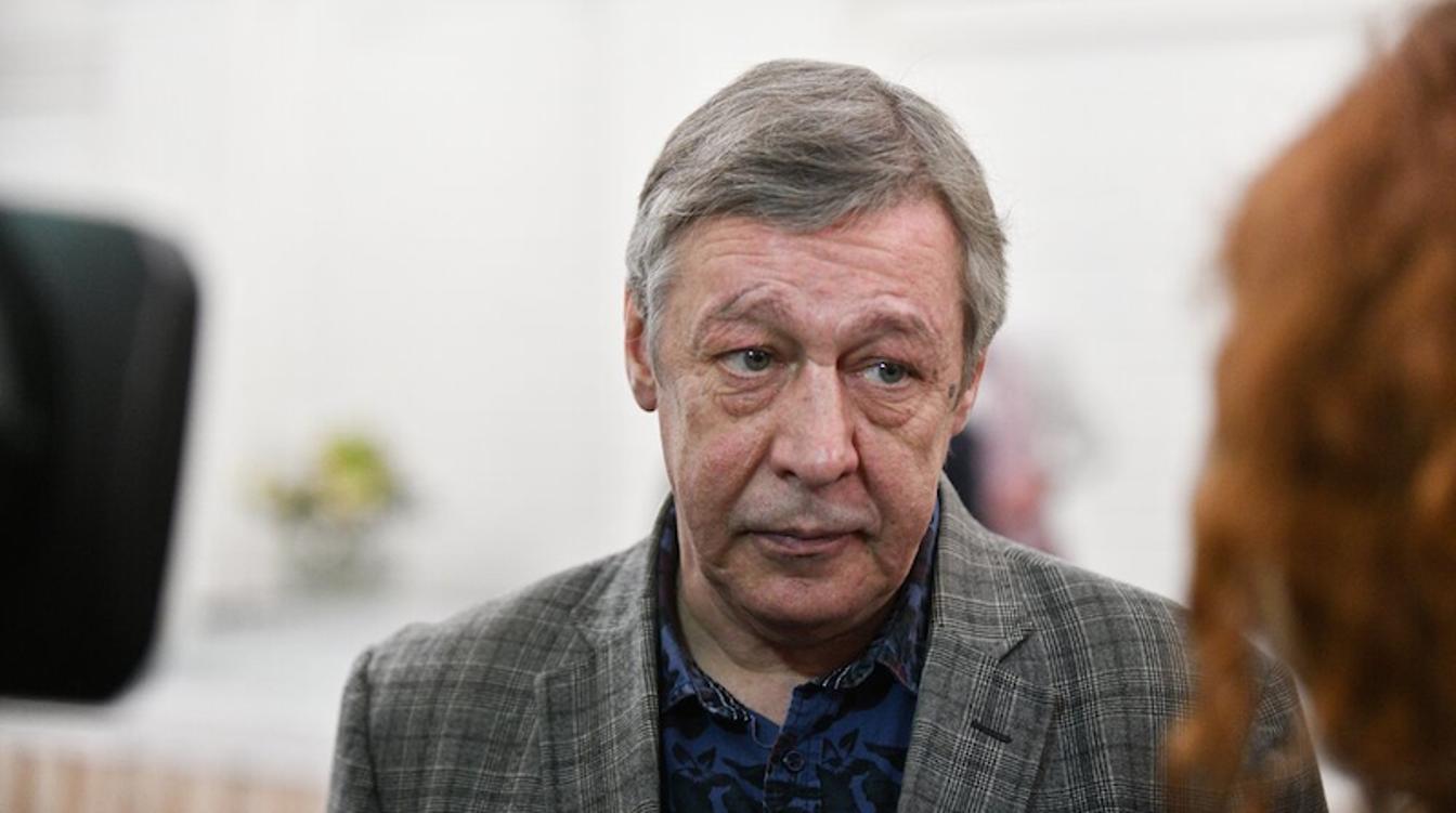 Ефремов появился на улице с охраной и сел в роскошный автомобиль: видео