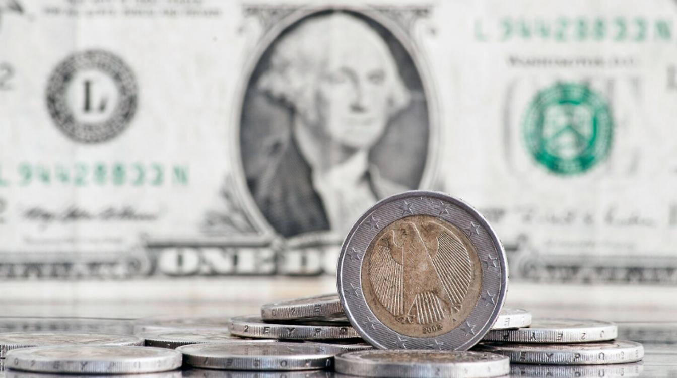 Bloomberg: Кремль может вернуться к расчетам в долларах и отказаться от Китая