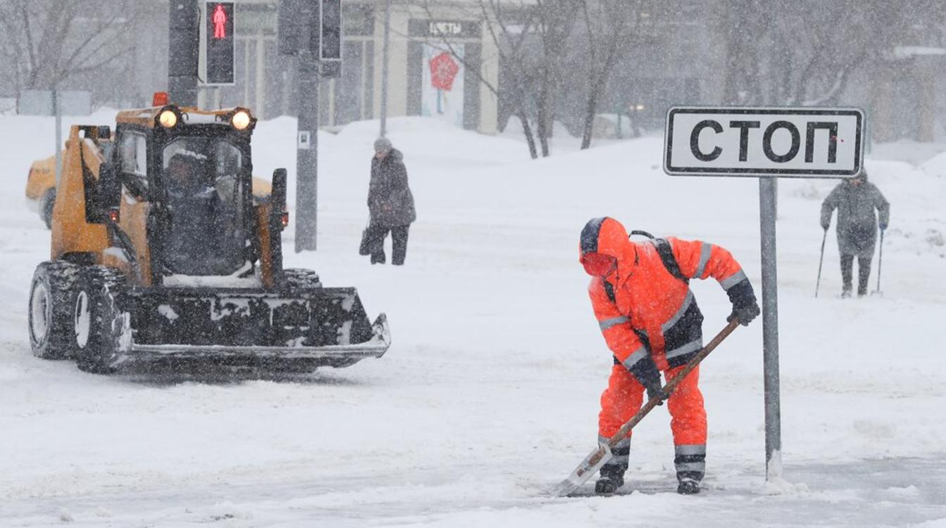 В Москве организовано непрерывное прометание дорог и пешеходных зон - Бирюков