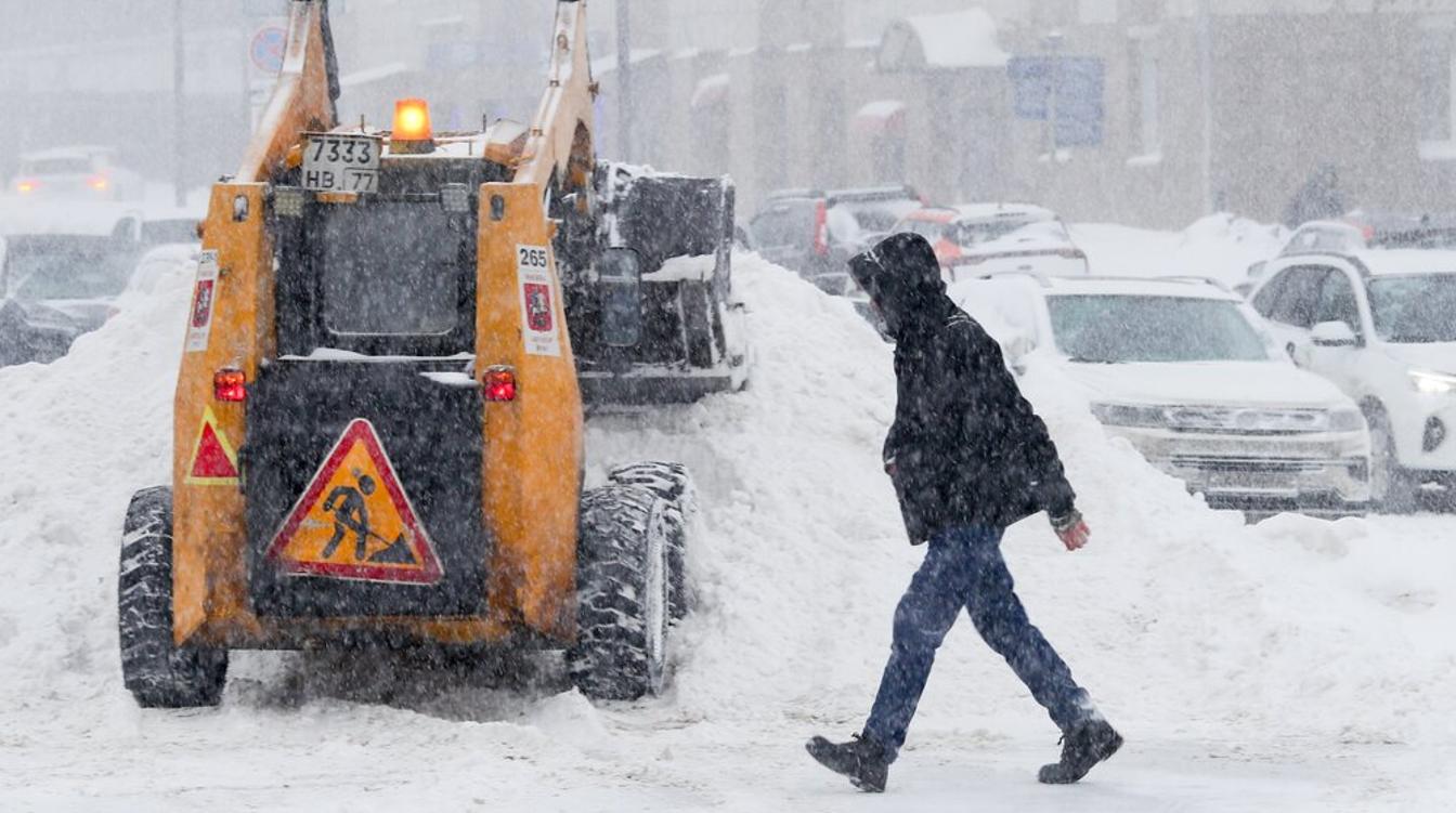 Собянин: спасибо всем, кто круглые сутки убирает снег на улицах и во дворах