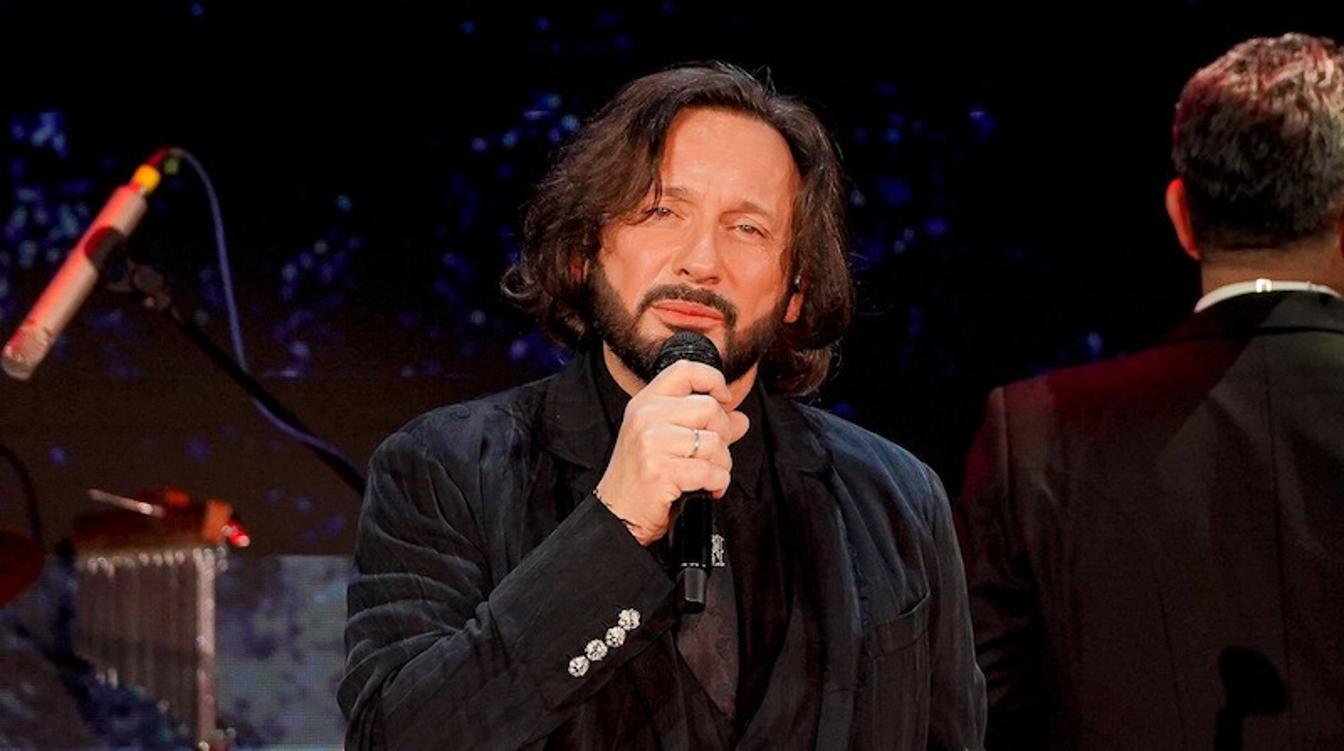 "Волнуется и срывается": в окружении Михайлова рассказали о проблеме певца