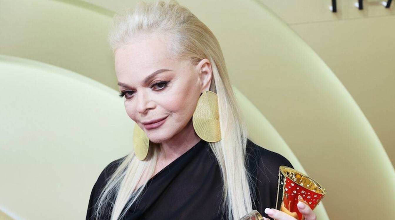 Директор Долиной оценил слова ее влиятельного друга о "крыше над головой"