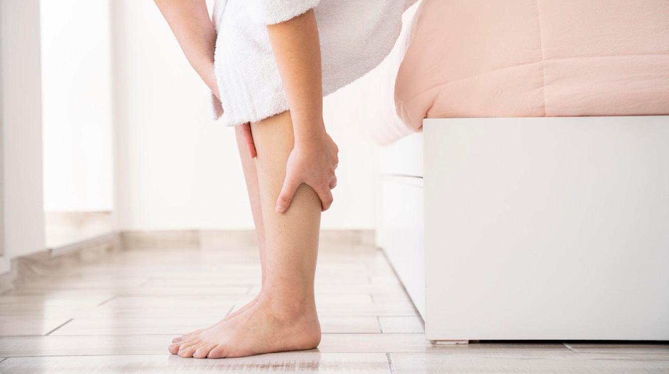 Врач объяснила, почему по утрам отекают лицо и ноги — и это не болезнь