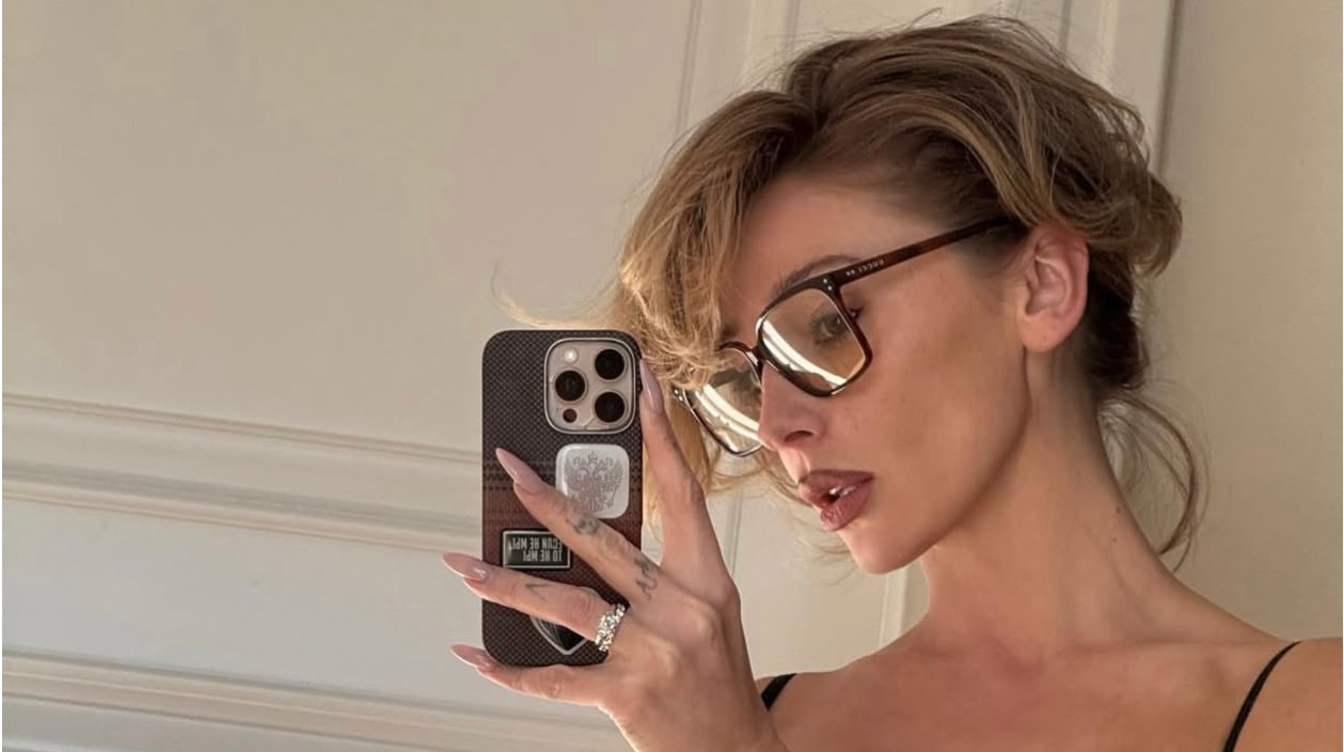 Горячее фото Ивлеевой в чулках подняли на смех