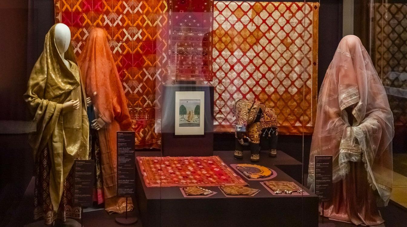 "Индия. Ткань времени": в "Царицыне" проходит выставка об индийском хлопке и текстильной традиции 
