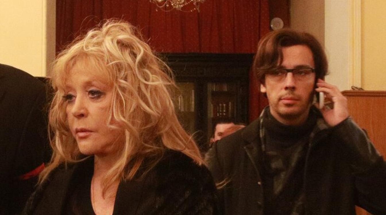 Пугачева и Галкин* придумали, как легально спасти свой замок в Грязи от потери