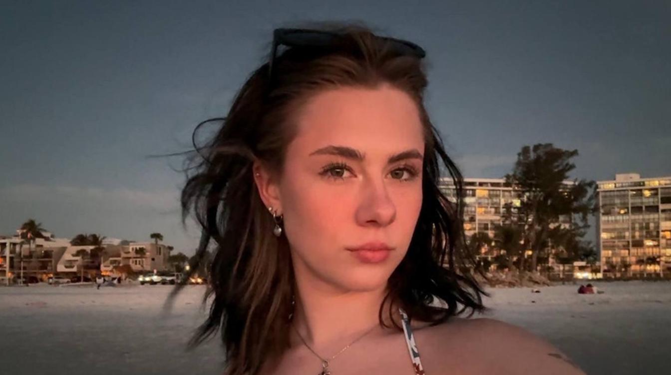 Живущая в США дочь Ефремова решила попозировать в купальнике: фото