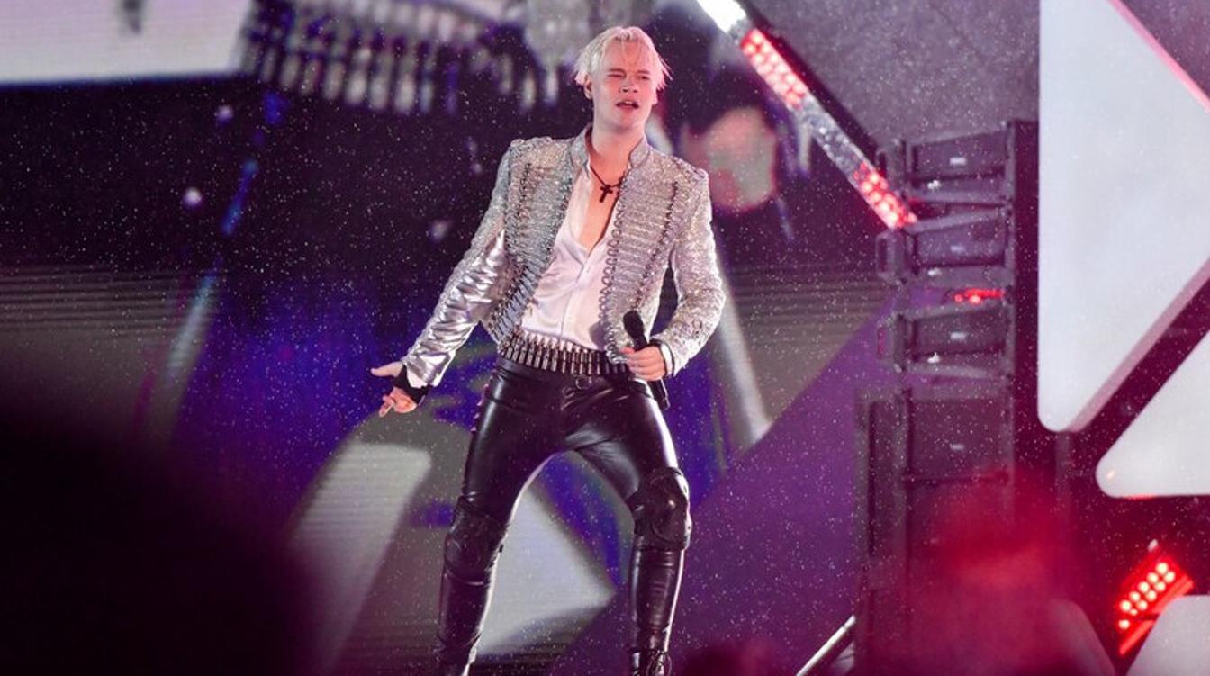 SHAMAN ответил хейтерам: "Можно быть патриотом в кожаных штанах"