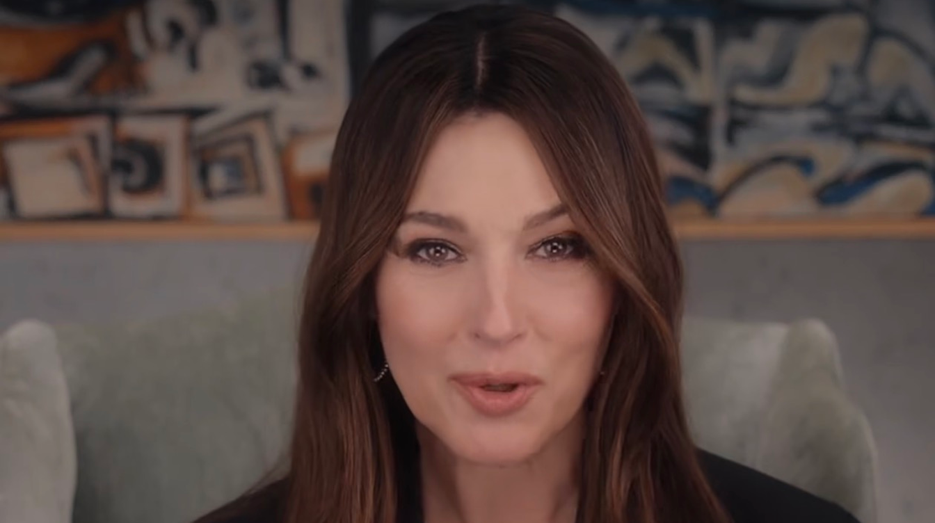 Моника Беллуччи в 61 год покорила поклонников игривым декольте — фото