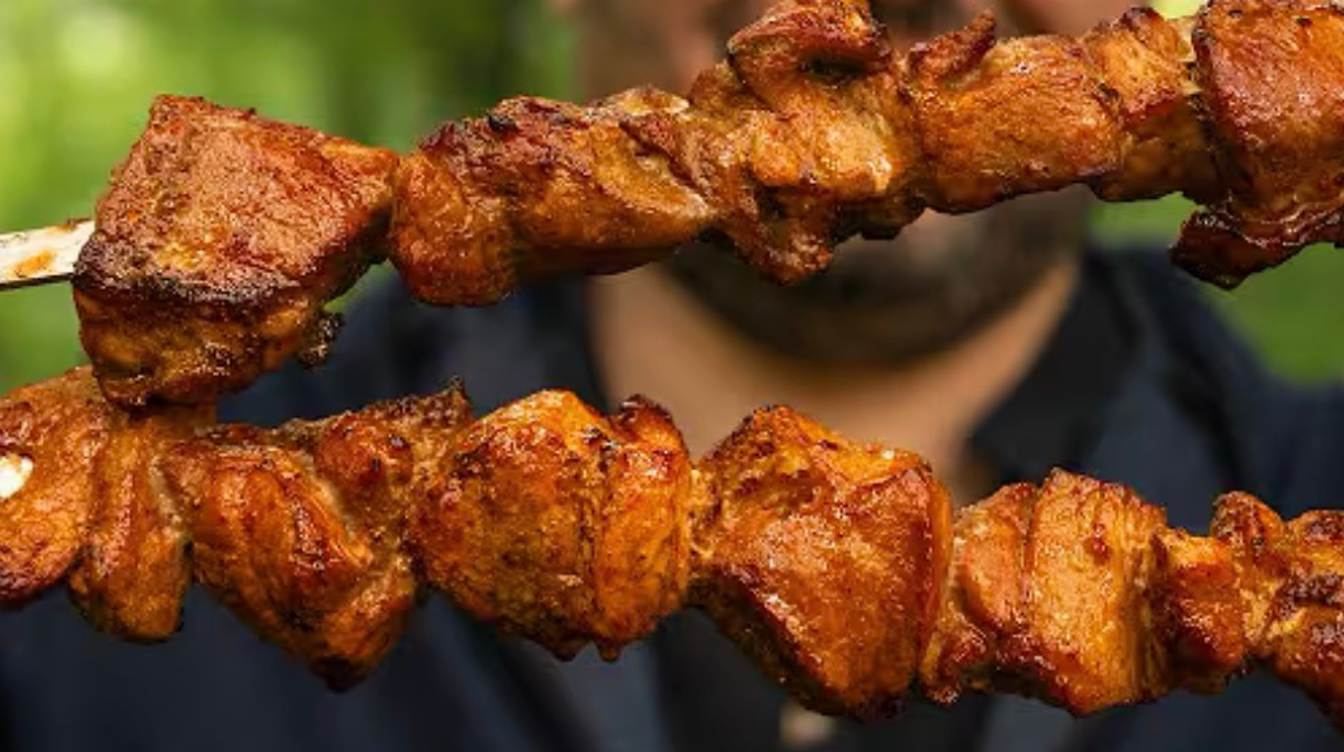 Рецепт вкусного шашлыка на майские: с этим маринадом мясо будет очень нежным