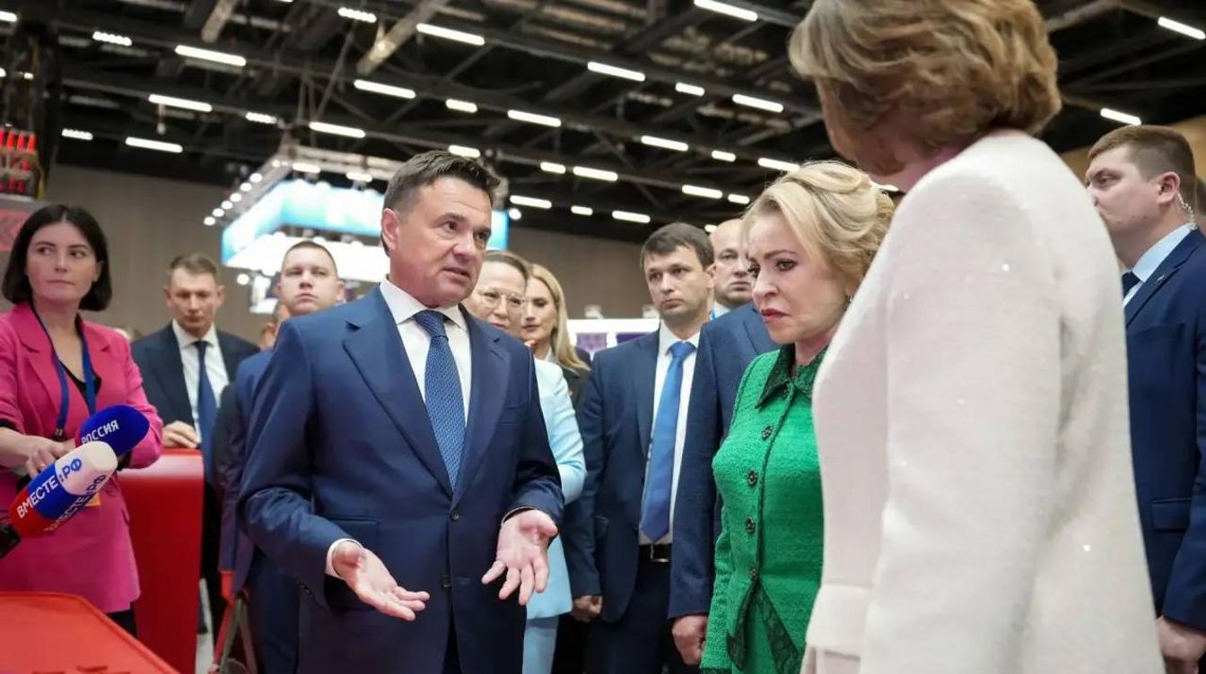 Губернатор Подмосковья показал Матвиенко и Кочановой макет парка Титан на форуме в Минске