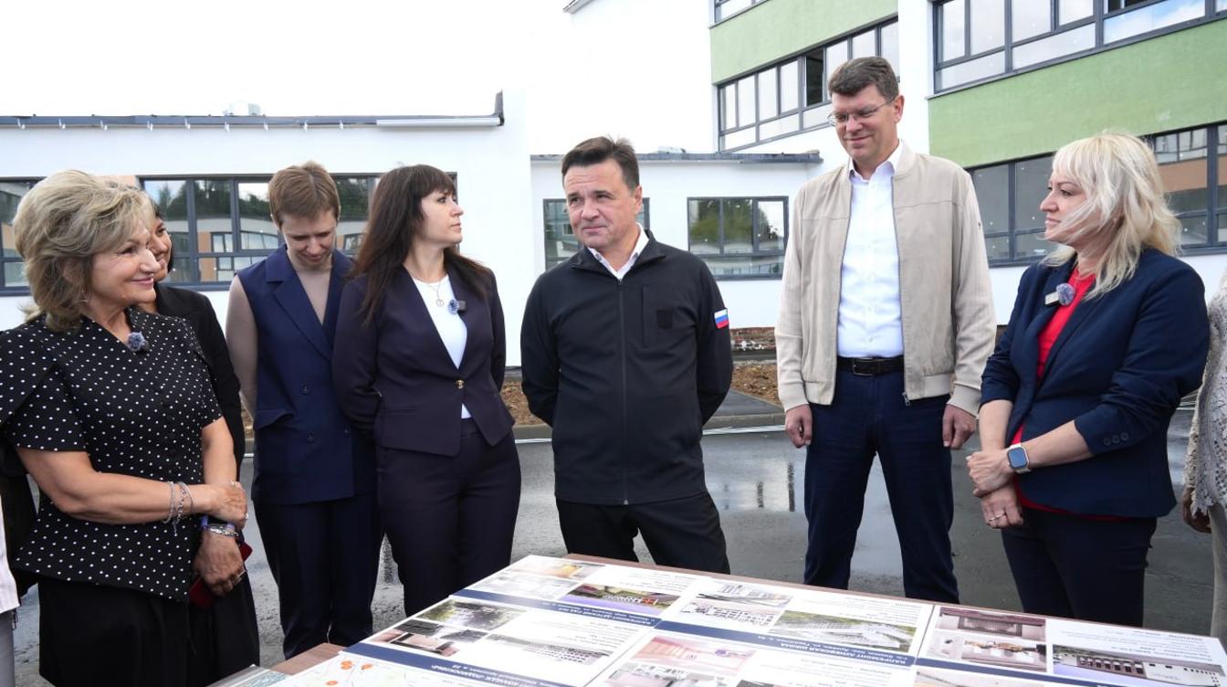 Губернатор Подмосковья проверил ремонт школы в Химках перед началом учебного года
