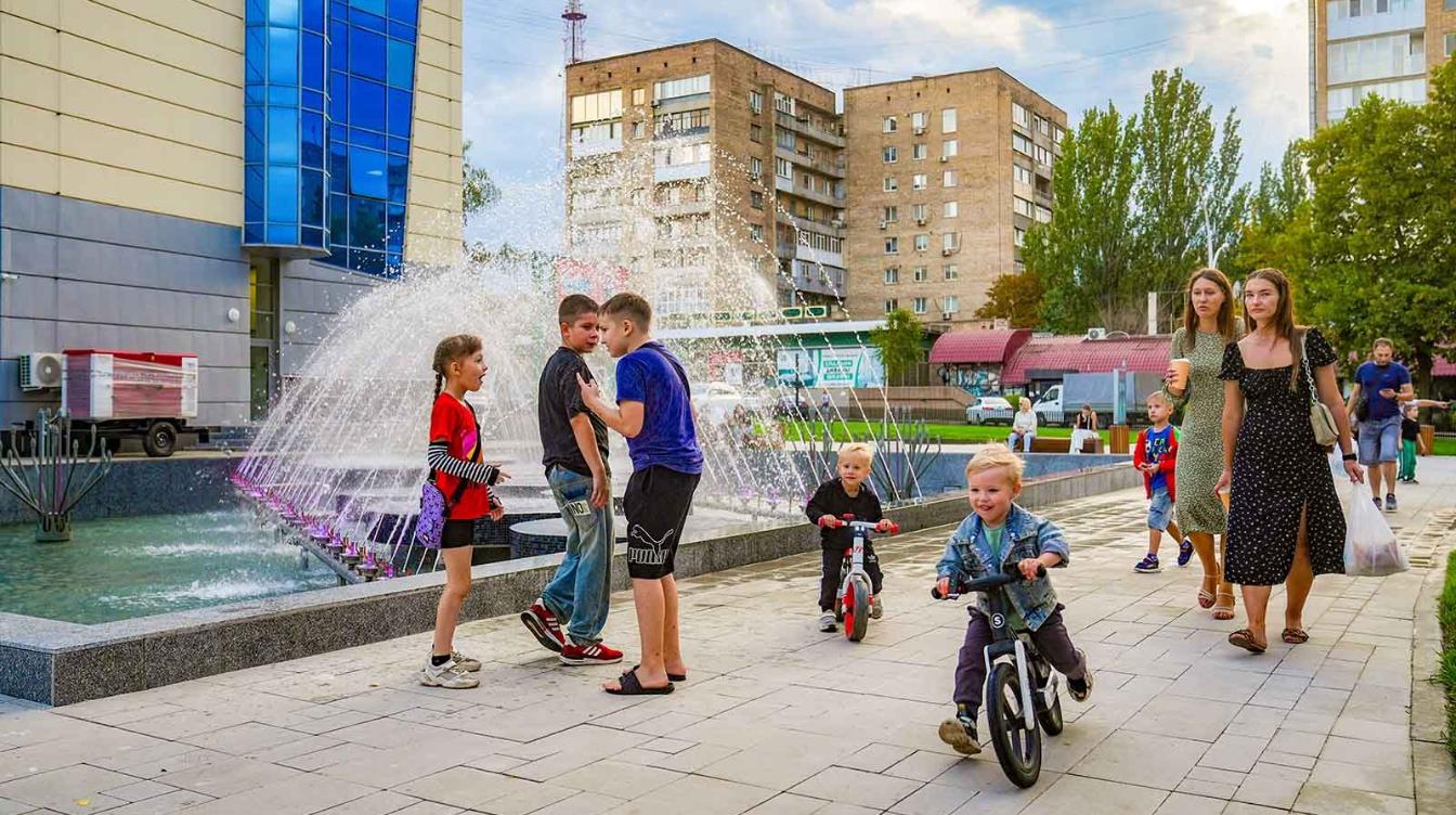 Собянин: Городские службы Москвы восстанавливают соцобъекты в Луганске и Донецке