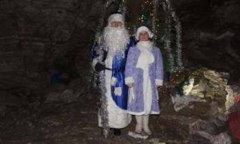 Дед Мороз и Снегурочка у входа в Кунгурские пещеры