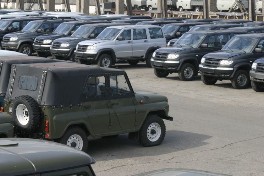 Поставь уаз. Легковые автомобили в армии. Армейский легковой автомобиль. Военные легковые автомобили России. Армейские легковые автомобили России.