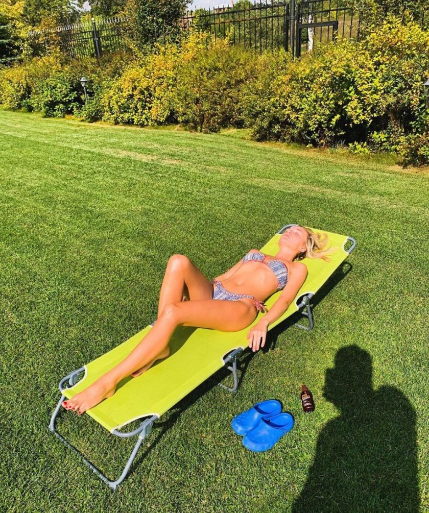 Свежесть летнего бриза и жгучая страсть сливаются в образе Гагарины Полины на фото в горячем купальнике, создавая атмосферу неповторимой изысканности и чарующей привлекательности.