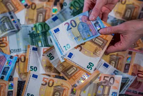 Евро взял курс на 100 рублей