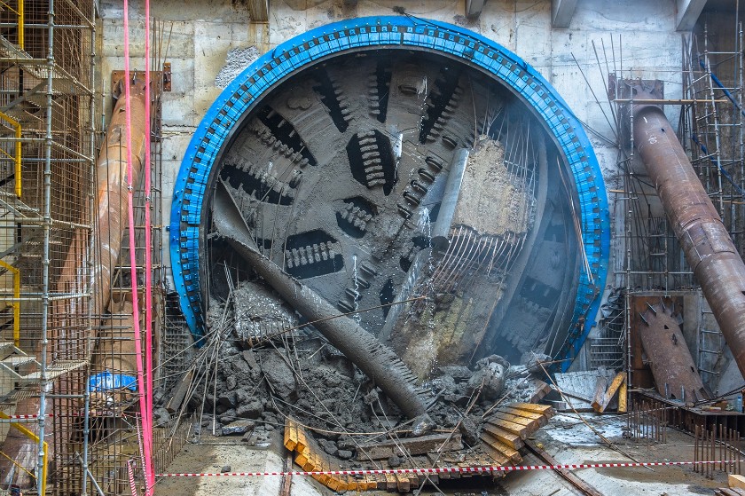 Выход 10-метрового ТПМК "Лилия" при строительстве двухпутного тоннеля метро (фото: stroi.mos.ru)