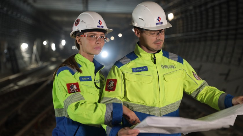 Специалисты компании МИПСТРОЙ 1 в двухпутном тоннеле Большой кольцевой линии метро. Фото: пресс-служба компании