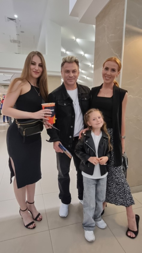 Певец с дочкой от первого брака (слева) и новой семьей. Фото: Феликс Грозданов