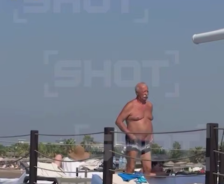 якубович без футболки